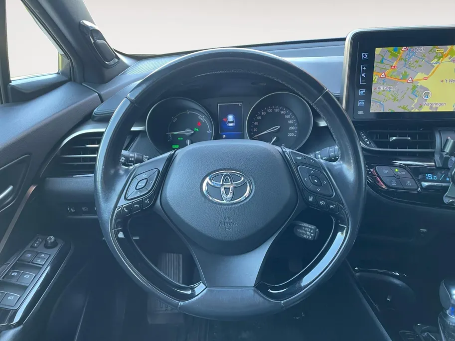 Toyota C-HR 1.8 Hybrid Bi-Tone | Side Bars| Leer| Lichtmetalen velgen| Stoel verwarming| 4 seizoenbanden| Afneembare trekhaak| JBL speakers| BI-Tone uitvoering| Navigatie| Metalliclak