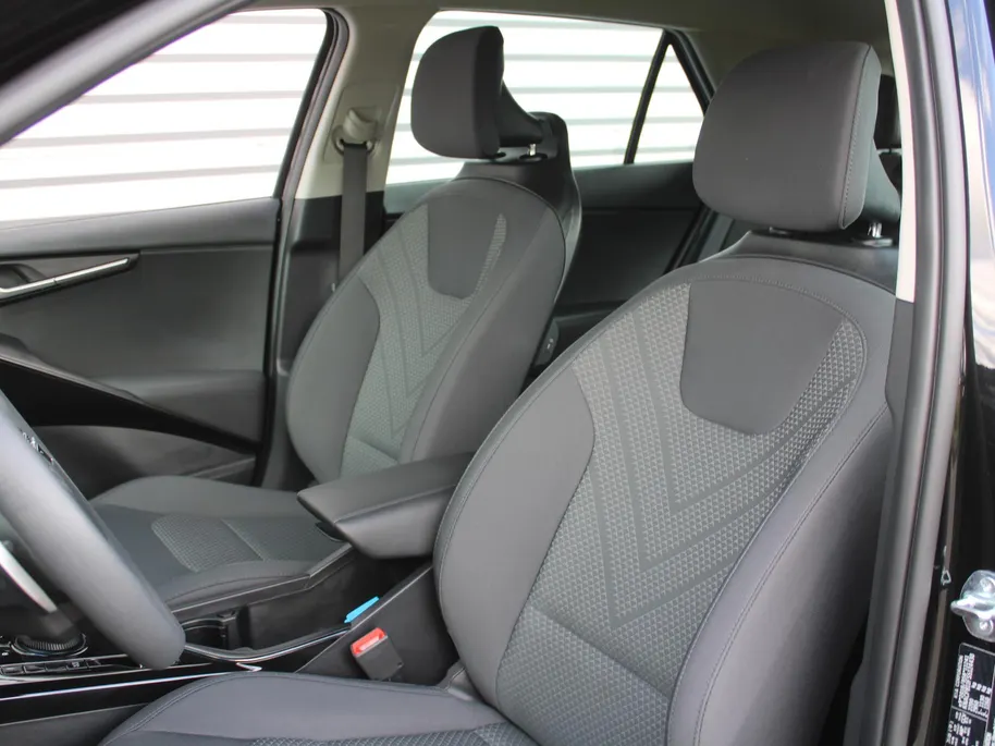 Kia Niro EV Light Edition 64.8 kWh | Camera | Cruise adapt. | Clima | 17' LM | Navi | Keyless | All season banden | 17% bijtelling |