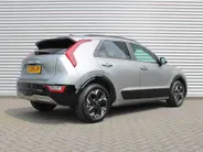 Kia Niro EV Edition Advanced 64.8 kWh | Stuur-/stoelverwarming | Elektr. stoelverstelling | Camera | Cruise adapt. | 17'LM | Clima | 17% bijtelling |