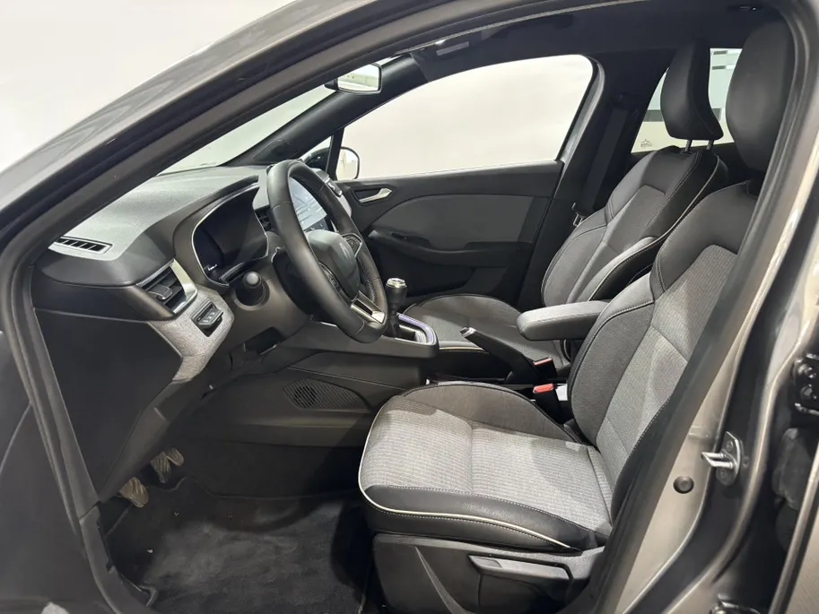 Renault Clio 90PK TCe GPF Techno | 9,3' Navi | Climate Control | Apple CarPlay/Android Auto | Camera | Cruise Control | Parkeersensoren | Full LED | Lichtmetalen Velgen | Digital Cockpit | Licht & Regen Sensor |