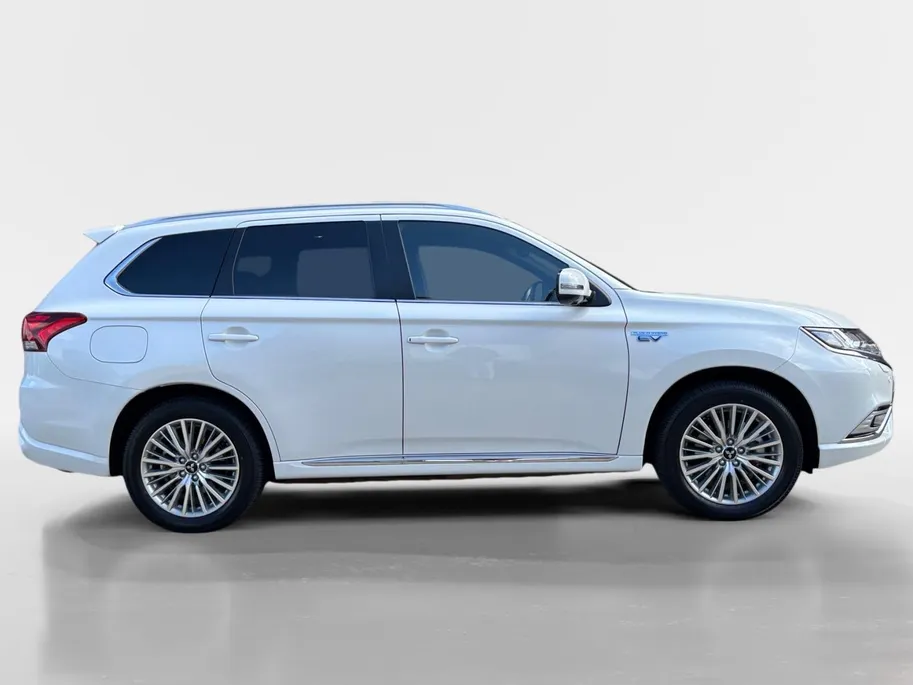 Mitsubishi Outlander 2.4 PHEV Instyle | Trekhaak | Leder | Schuif-kantel dak | Rondom camera | Elektrisch. Achterklep | Stoel en stuurverwarming | Set winterwielen |