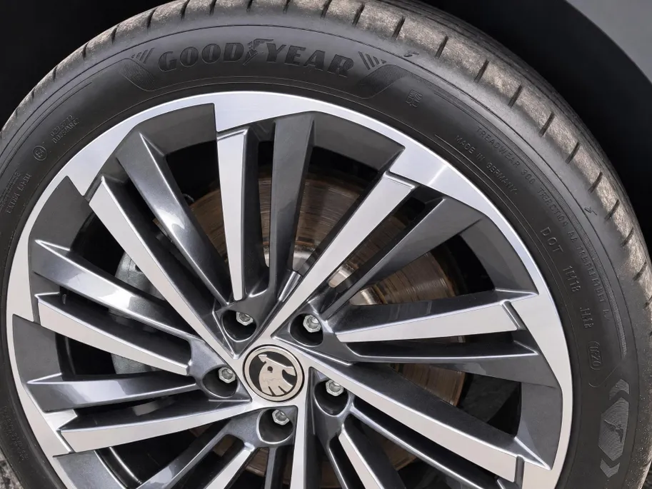 Škoda Superb Combi 1.5TSI 160kW/218PK PHEV Laurin & Klement · Trekhaak · 360°Camera · Canton sound · Apple/Android Car Play