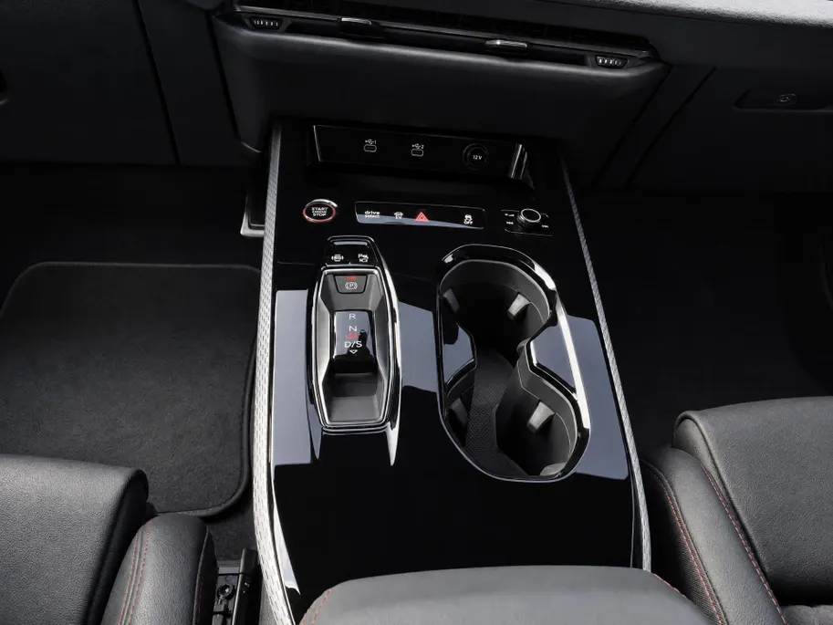 Audi A5 Avant 2.0 e-hybrid 367pk quattro S edition Competition · Trekhaak · 360 Camera · B&O Audio · Elek. Voorstoel · Head-Up · Dodehoek Detectie · 19'' Inch · Garantie t/m 03-10-2030 of 100.000km