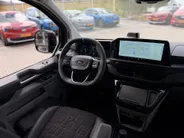 Ford E-Transit Custom L2H1 MS-RT 71 kWh 286 PK Dubbele Cabine UIT VOORRAAD I INKLAPBARE TREKHAAK I DRIVER ASSIST PACK ULTIMATE I DUBBELE ZIJSCHUIFDEUREN I FULL LED-KOPLAMPEN I APPLE CARPLAY / ANDROID AUTO I