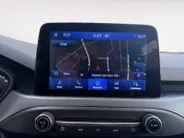 Ford Focus Wagon 1.0 EcoBoost Hybrid ST Line Style | Dealer onderhouden | NL auto | Winter pack | Trekhaak | Navigatie | Apple carplay & Android auto | Parkeersensoren voor en achter | Achteruitrijcamera | Cruise control | Draadloos opladen mobiel | Privacy glas | B