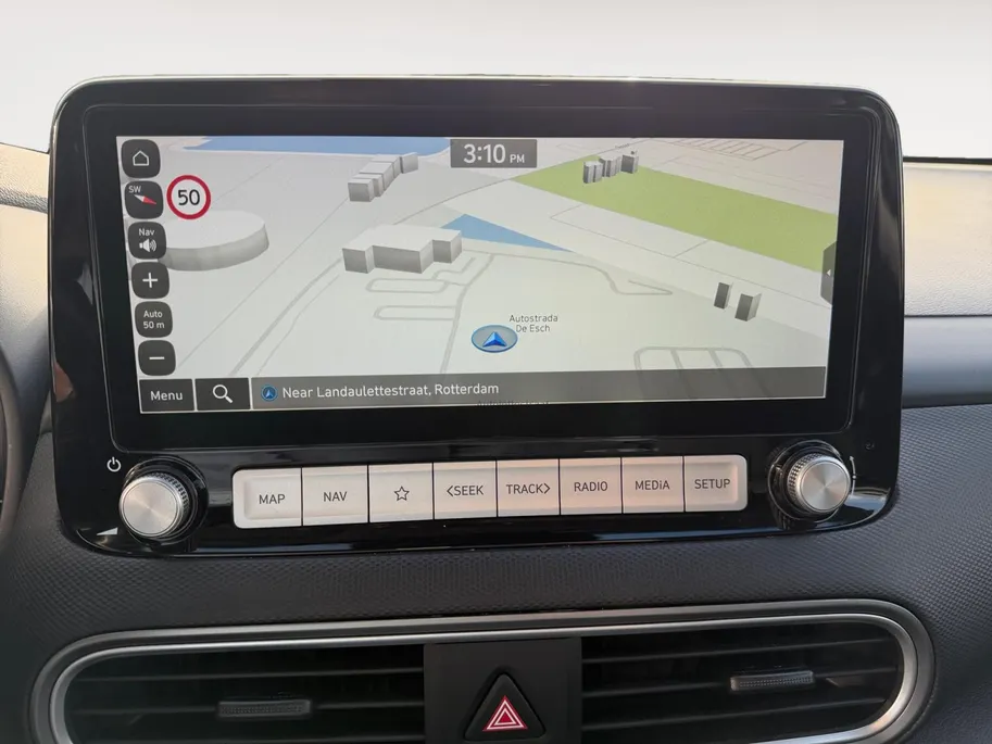 Hyundai Kona EV Limited Sky 64 kWh | Zeer compleet | 99% SOH | Open dak | Lederen bekleding | Trekhaak | Stoel verwarming & koeling | Stuurverwarming |