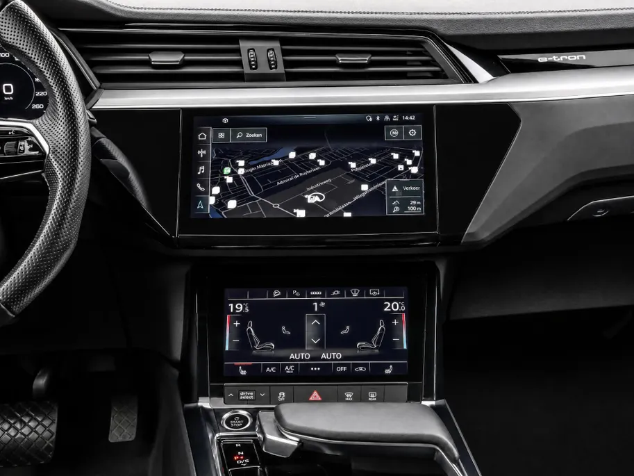 Audi e-tron 55 quattro 95 kWh 408pk S Edition · SOH 96,8% · Camera · Luchtvering · Afneembare Trekhaak · Head-Up Display · Elek. Achterklep · Stoelverwarming · 20'Velgen ·