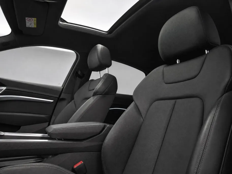 Audi e-tron 55 408pk Quattro S edition 95 kWh · SOH 93,8% · Panoramadak · 360 Camera · Elek. Bestuurdersstoel · Apple/Android Car Play · 22'' Inch ·