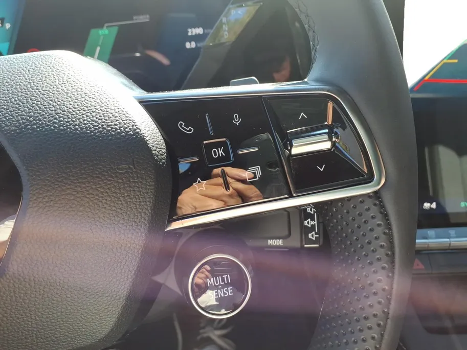 Renault Scénic E-Tech EV60 comfort range techno Apple Carplay/Android Auto , lichtmetalen velgen 19' , electronic climate controle , camera , cruise control adaptief , navigatiesysteem , stoel en stuurverwarming .