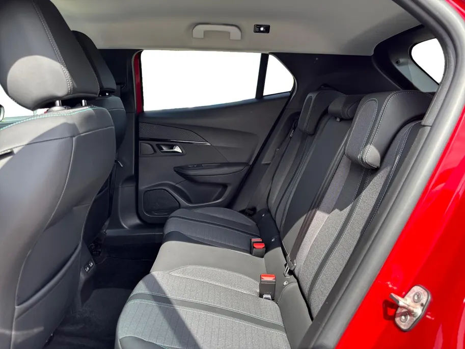 Peugeot e-2008 EV Allure Pack 50 kWh | Stoelverwarming | Cruise | Camera