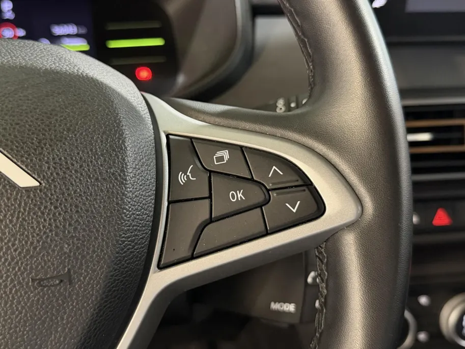 Dacia Jogger 140PK Hybrid Extreme 7p. Automaat | 7 Zitplaatsen | Camera | Parkeersensoren | Apple CarPlay/Android Auto | Digital Cockpit | Cruise Control | Lichtmetalen Velgen | Licht & Regen Sensor | Full LED |
