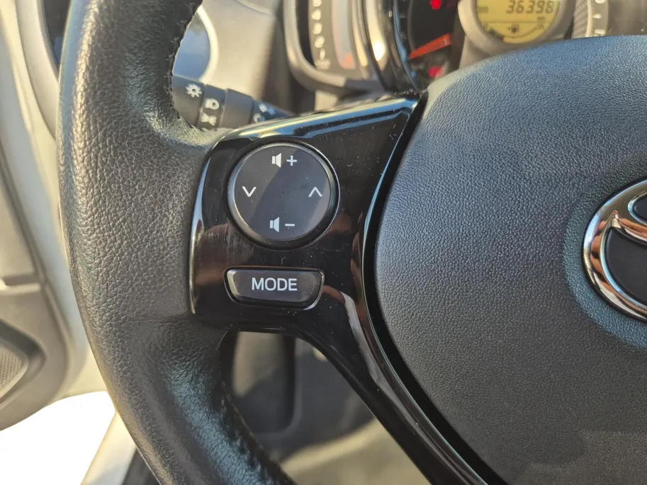 Toyota Aygo 1.0 VVT-i x-play | Airco | Bluetooth | Camera | 5 deurs | Zwart dak |
