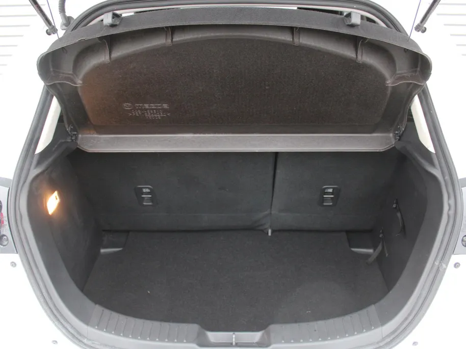 Mazda 2 1.5 e-SkyActiv-G 90PK 6MT Homura | Stuur-/stoelverwarming | Camera | Dodehoek detectie | LED | 16' LM | Carplay | Clima | Cruise |