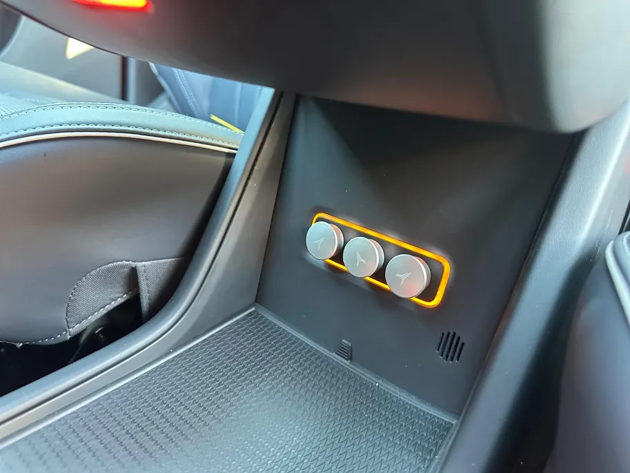 Voyah Courage Business Edition 80 kWh Full Option | Direct Leverbaar | Head Up Display | Stoel koeling,-verwarming & massage | Memorystoelen | 360 Camera | Level 3 Autonoom rijden | Schuif- & Kanteldak | Draadloze Telefoonlader | Elektrische Achterklep |