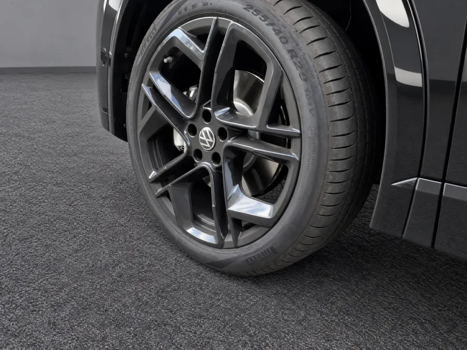 Volkswagen Tiguan 1.5 272pk DSG eHybrid R-Line Edition · Panoramadak · Wegklapbare Trekhaak · 360 Camera · Massage · Black Style · 20'' Inch · Garantie t/m 29-06-2030 of 100.000km