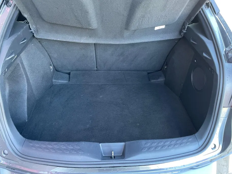 Toyota C-HR 1.8 Hybrid Bi-Tone | Side Bars| Leer| Lichtmetalen velgen| Stoel verwarming| 4 seizoenbanden| Afneembare trekhaak| JBL speakers| BI-Tone uitvoering| Navigatie| Metalliclak