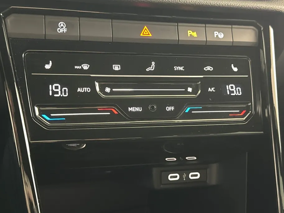 Volkswagen T-Roc 1.5 TSI R-Line DSG Automaat | IQ Light | Elektrische Achterklep | Winterpakket