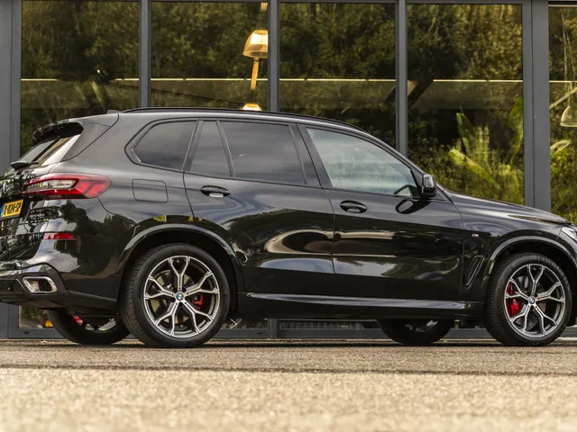 BMW X5 xDrive45e High Executive | NL geleverd | 1e Eigenaar | Achteras besturing |