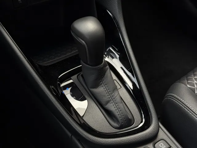 Toyota Yaris 1.5 Hybrid Executive Bi-Tone | PDC V+A | HUD