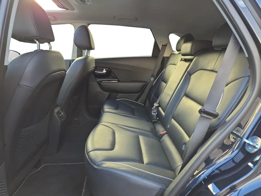 Kia e-Niro DynamicPlusLine 64 kWh | Accu 99,5 % | 3 Fase laden | 1e Eigenaar | Dealer onderhouden | Stoelverwarming | Schuif-/kanteldak | Fabrieksgarantie t/m 24-08-2029 + 3x 1 jaar |  NAP |