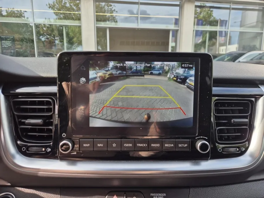 Kia Stonic 1.0 T-GDi MHEV DynamicPlusLine | Cruise Control | Climate Control | Camera | Navigatie | Parkeersensoren | Trekhaak | Zwart Dak |