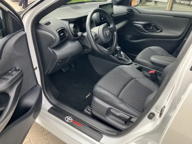 Toyota Yaris 1.5 Hybride Selection | Bi-Tone | Apple Car-play | Stoelverw