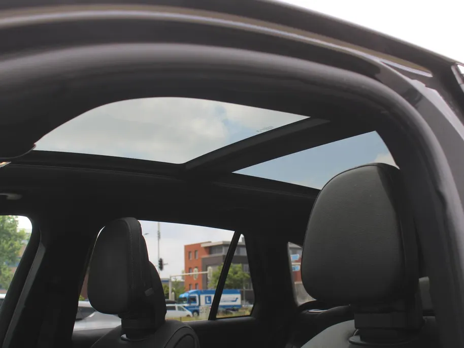 Mercedes-Benz GLC 300e 4MATIC AMG Line | 360 Camera | Schuifdak | Cruise adapt. | 20' LM | HUD | Treeplanken | Dodehoek detectie | Stoelverwarming + geheugen | BTW auto |