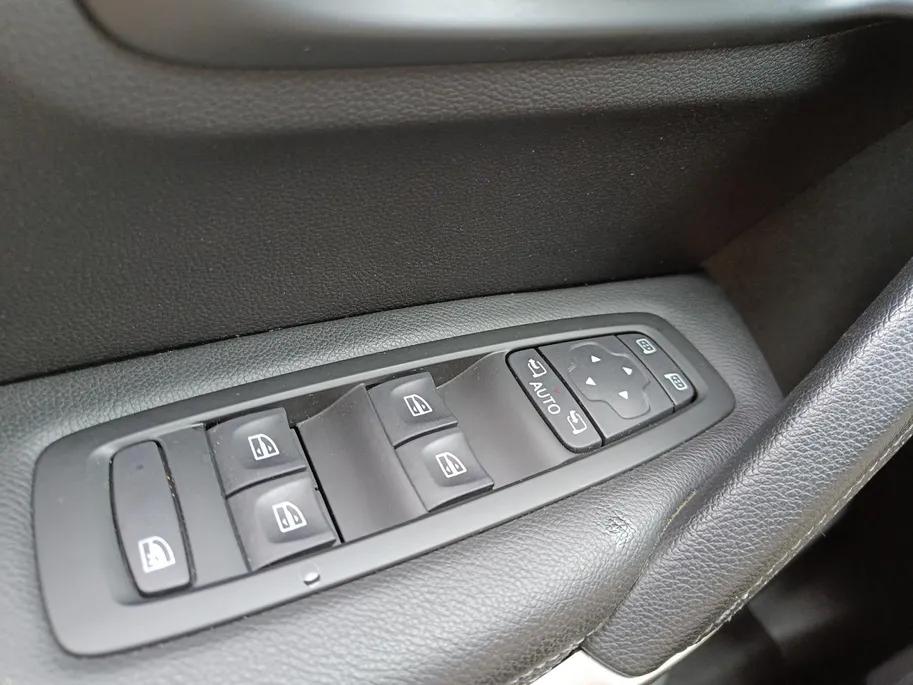 Renault Kadjar 1.3 TCe 140 PK Zen Automaat | Wegklapbare trekhaak | Navigatie | Parkeercamera | Actieprijs van € 18.950 naar € 17.950!