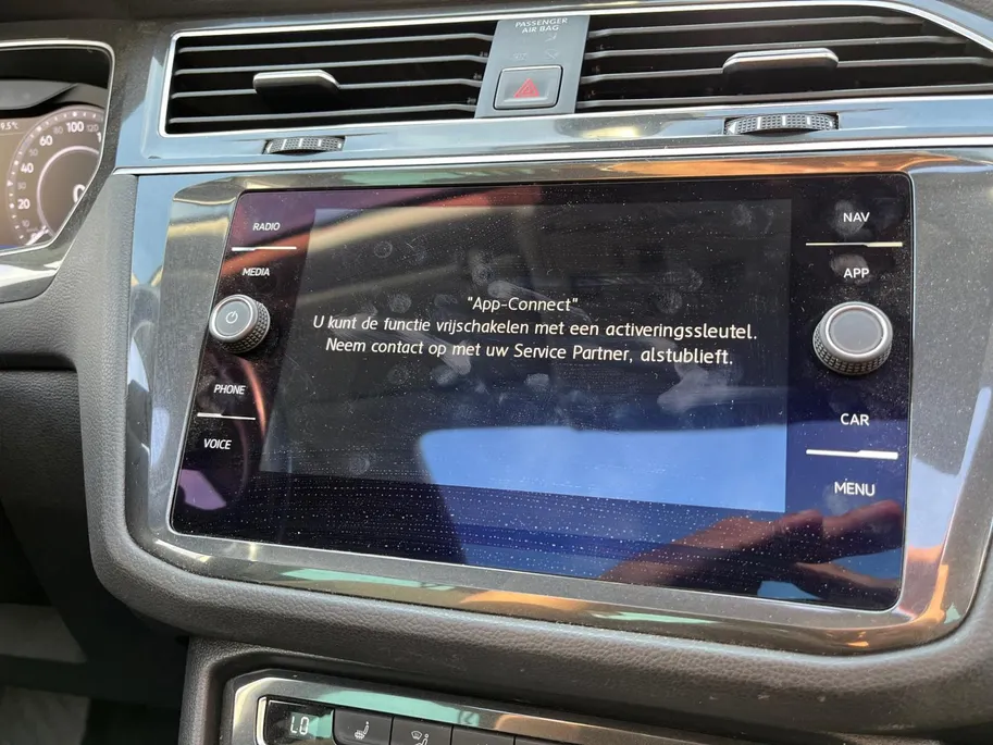 Volkswagen Tiguan 2.0 TSi DSG-aut. 4Motion Highline R-Line NL Auto | 11-2017 | Pano dak | Trekhaak | 20' | Stoelverwarming | Etc.