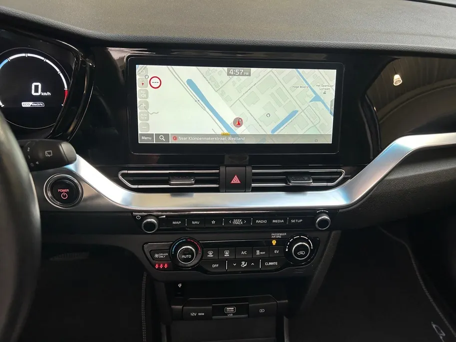 Kia e-Niro ExecutiveLine 64 kWh | Warmtepomp | Trekhaak Afneembaar + 13-Polige Stekker | Elektrisch verstelbare Voorstoelen | Bestuurdersstoel + Geheugen | Elektrisch Bedienbaar Schuif / Kanteldak | Stoelverwarming + Stoelkoeling | Stuurverwarming | JBL Geluidsinsta