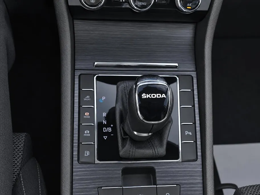 Škoda Superb Combi 1.4 TSI iV 218pk DSG Business Edition Plus · Camera · Inklap. Trekhaak · Stoelverwarming · Keyless · ACC · Apple/Android Car Play · Garantie t/m 17-06-2028 of 100.000km