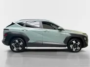 Hyundai Kona 1.6 GDI HEV Premium | Trekhaak Afn 13polig| Apple Carplay / Android Auto | Navigatiesysteem | Elektrisch Verstelbare Voorstoelen | Bestuurdersstoel + Geheugen | Parkeersensoren Voor + Achter | Camera Voor + Achter | Stoelverwarming + Stoelkoeling | Stuurv