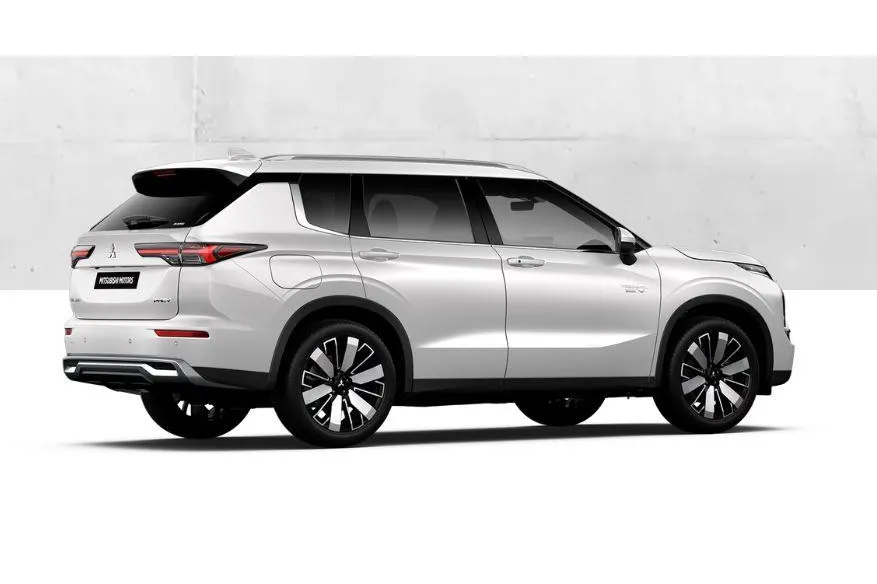Mitsubishi Outlander 2.4 PHEV Instyle+ € 5.000 euro korting eigen voorraad| 8 jaar garantie| Snel leverbaar | Totaalprijs op is op.m26