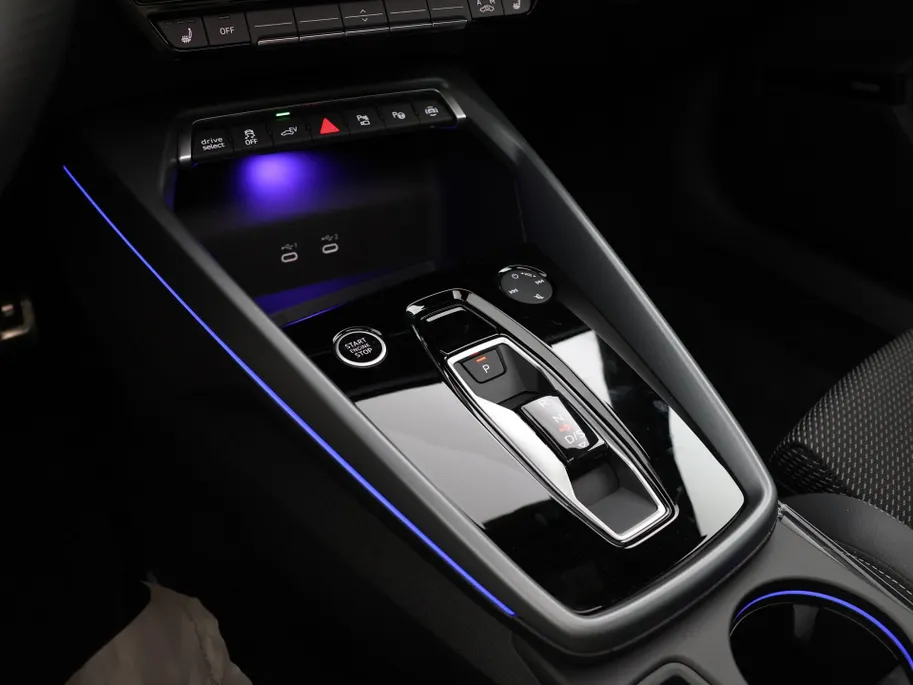Audi A3 Sportback 45 TFSIe 272pk S-tronic S edition Competition · Panoramadak · Camera · SONOS · Head-Up · Apple/Android Car Play · Keyless · 18'' Inch · Garantie t/m 28-09-2030 of 100.000km