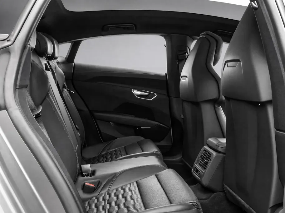 Audi e-tron GT GT 93 kWh 476pk · SOH 92% · Glazendak · 360 Camera · Luchtvering · Stoelventilatie · B&O Audio · Matrix LED · 20'' Inch ·