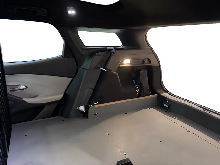 Ford Explorer Cargo Premium Extended Range RWD 77 kWh | Omgebouwd naar 2 persoons CARGO uitvoering | Lederen bekleding | 21' LM velgen | Navigatie | Head-up display | Adaptive cruise control