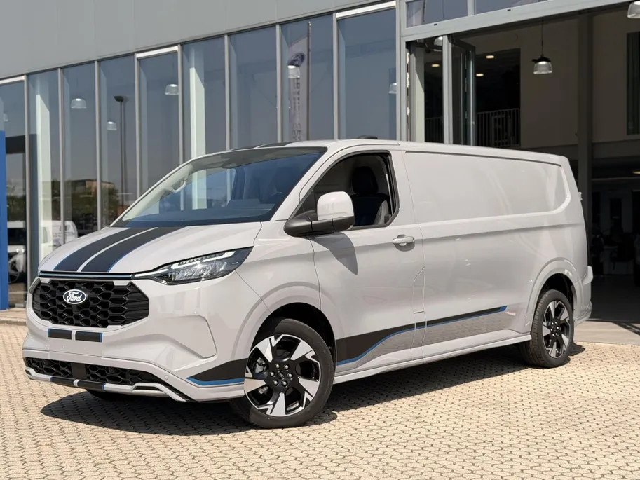 Ford Transit Custom 320 2.5 PHEV L2H1 Sport SHOWROOM VOORDEEL € 2000 I DRIVER ASSIST PACK PREMIUM I INKLAPBARE TREKHAAK I WINTER PACK I 19 INCH VELGEN I AGM ACCU I