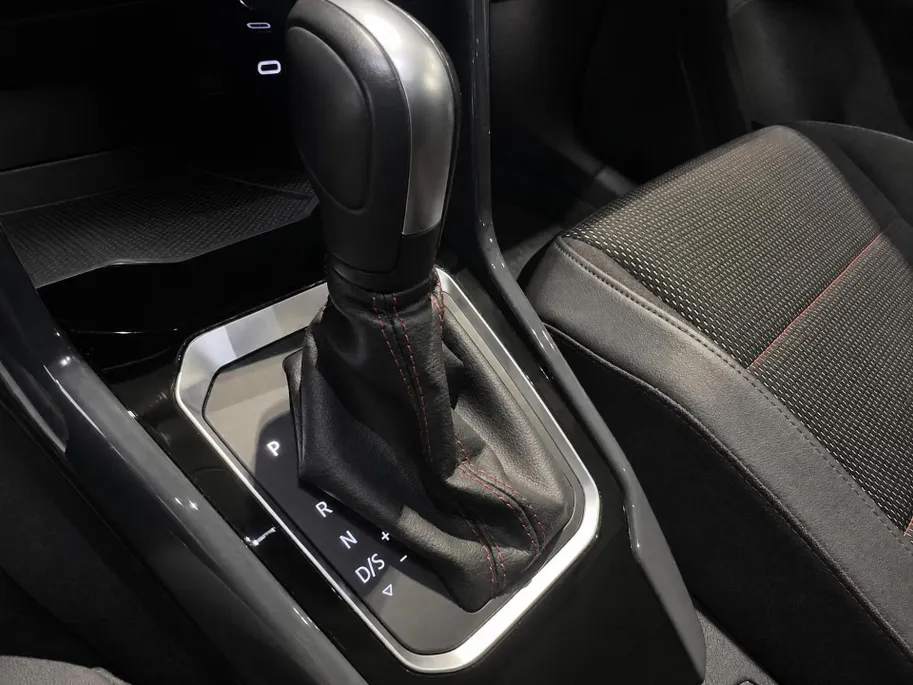 Volkswagen T-Roc 1.5 TSI 150pk DSG Sport · Camera · Trekhaak · Navigatie · Stoelverwarming · 18'' Inch ·