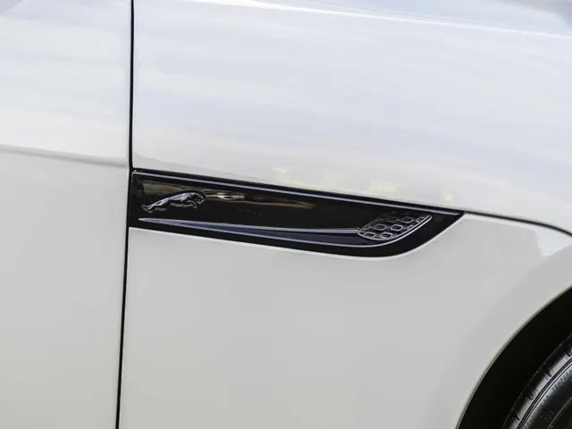 Jaguar F-TYPE P575 AWD R 75