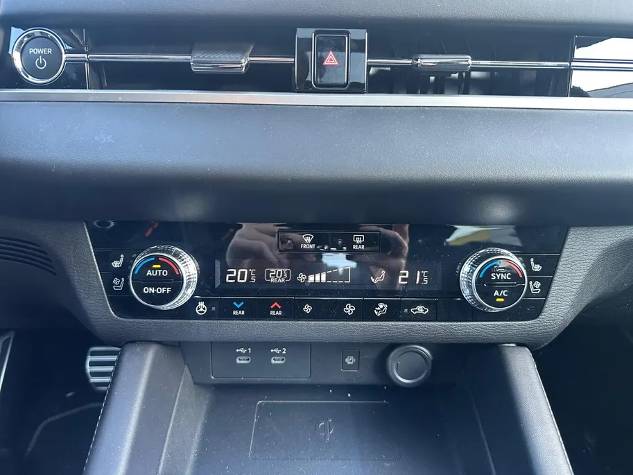 Mitsubishi Outlander 2.4 PHEV Instyle Leer | Electrische stoelverstelling met geheugen | Trekhaak afneembaar | Head-up display | Open dak panorama | 230Volt aansluiting in kofferruimte