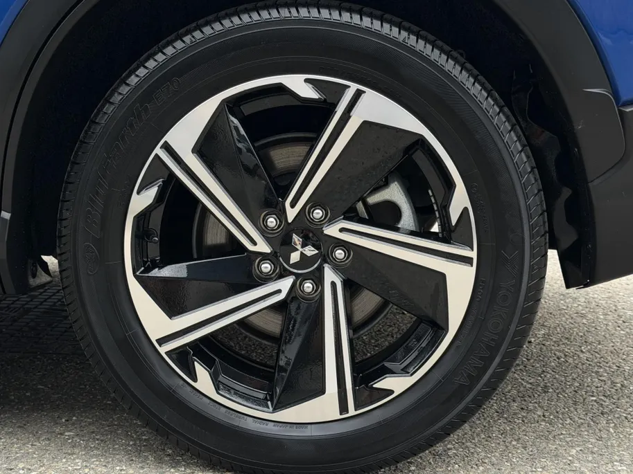 Mitsubishi Eclipse Cross 2.4 PHEV Intense+ | Stoel- en stuurverwarming | Elektrisch verstelbare stoelen | Trekhaak | Achteruitrijcamera | Parkeersensoren voor- en achter | Navi | Climate Control