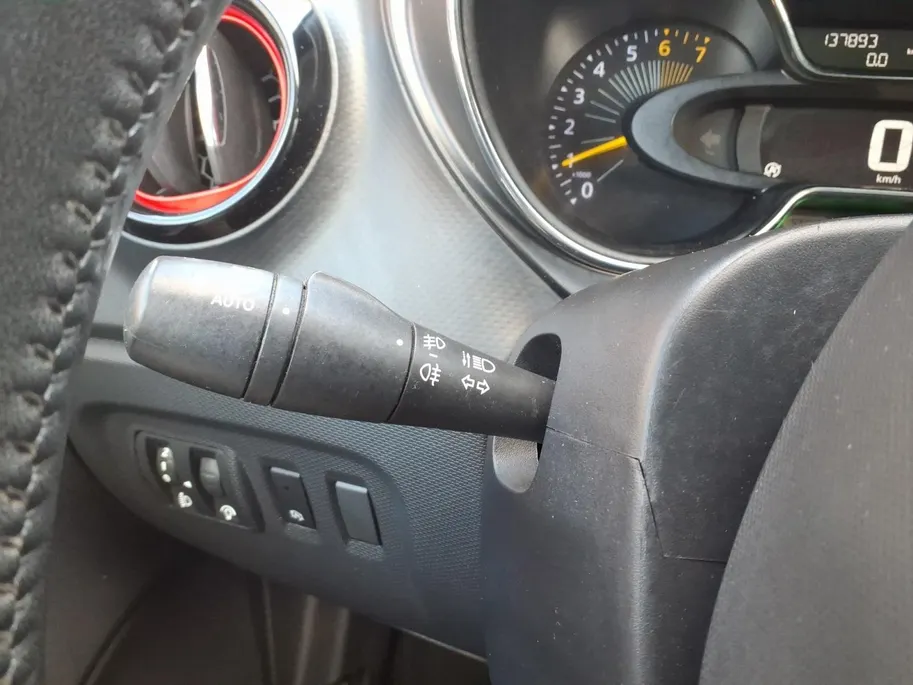 Renault Captur 0.9 TCe Xmod airco (automatisch) , navi , trekhaak , stoelverwarming , cruise , tel , usb , lm velgen .