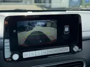 Hyundai Kona EV Fashion 64 kWh 204PK | Warmtepomp | SOH 100 % | Navigatie | Apple Carplay & Android Auto | Adaptive cruise control | Climate control | Head-up display | Parkeersensoren achter | Trekhaak |