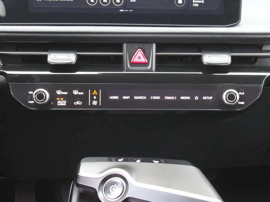 Kia EV6 Light Edition 63 kWh | Stuur-/stoelverwarming | Camera | 19' LM | LED | Adap. Cruise | Clima | Draadloze telefoonlader | 17% bijtelling |