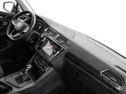 Volkswagen Tiguan 1.4 TSI 245pk DSG eHybrid Elegance · 360 Camera · Wegklapbare Trekhaak · Apple/Android Car Play · Dodehoek Detectie · 18'' Inch · Stoel & Stuurwiel verwarming ·