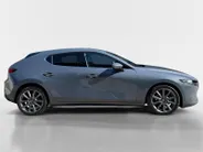 Mazda 3 2.0 e-SkyActiv-G M Hybrid 122 Comfort met Bose | Apple Carplay / Android Auto | Navigatiesysteem | Licht + Regensensor | Elektrisch Verstelbare Bestuurderstoel  | Stoel + Stuurverwarming | Parkeersensoren Voor + Achter | Camera Achter | 18'Lichtmetalen ve