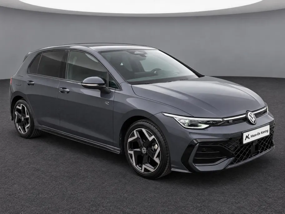 Volkswagen Golf 1.5eTSI/150PK R-Line · Navigatie · Trekhaak · Apple/Android Car Play · Dodehoeksensoren · Stoelverwarming ·  Garantie t/m 08-01-2031 of 100000km.