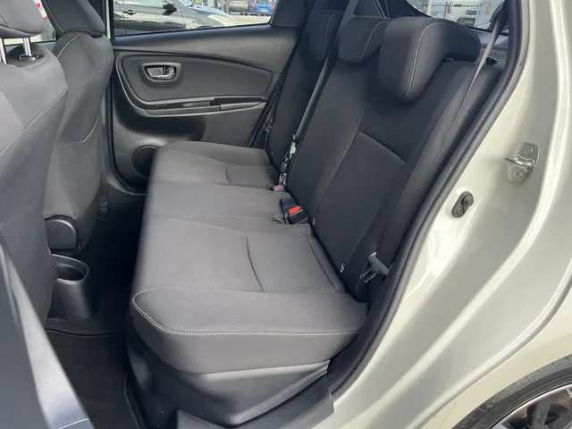 Toyota Yaris 1.5 Hybrid Bi-Tone Automaat | 16' Lichtmetalen Velgen | Climate Control | Elek. Raambediening