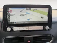 Hyundai Kona EV Limited Sky 64 kWh | Zeer compleet | 99% SOH | Open dak | Lederen bekleding | Trekhaak | Stoel verwarming & koeling | Stuurverwarming |