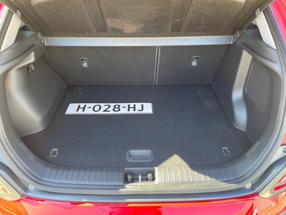 Hyundai Kona EV Premium 64 kWh | LAGE KM STAND! | Leder | Stoel- stuurverwarming | Navi